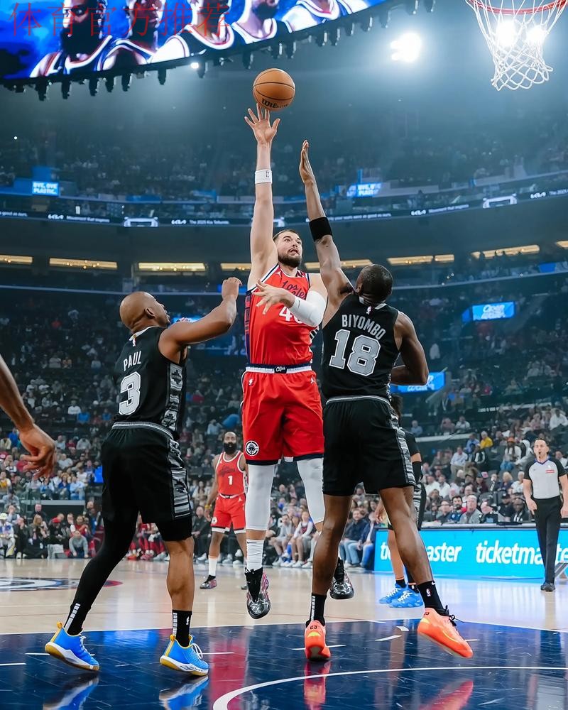 伊维察-祖巴茨半场出战17分钟，3投2中得到4分7篮板